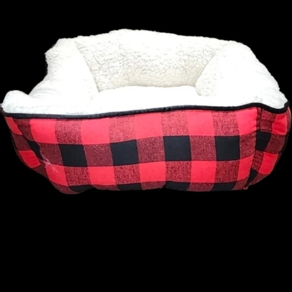 Red & Black Plaid Pet Cat Dog Bed with Cream Colored Sherpa Interior NWOT